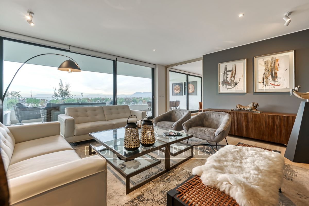 Departamento casi Nuevo con Jardín en San Carlos de Apoquindo, Las ...